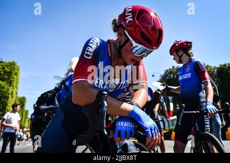 Paris, Frankreich, Frankreich. 24.. Juli 2022. Kathrin SCHWEINBERGER (Österreich) vom Team CERATIZIT - WNT pro CYCLING während der Tour de France Femmes avec Zwift, Radrennen Etappe 1, Paris Tour Eiffel bis Champs-Elysees (81, 7 km) am 24. Juli 2022 in Paris, Frankreich. (Bild: © Matthieu Mirville/ZUMA Press Wire) Stockfoto