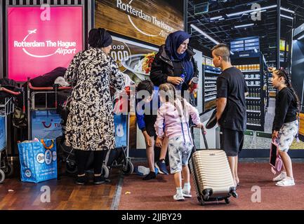 2022-07-25 12:12:16 ROTTERDAM - Passagiere warten am Flughafen Rotterdam Den Haag nach einer schweren Verspätung ihres Fluges zum Urlaubsziel Türkei. Rund 170 Passagiere würden am Sonntagabend mit Corendon nach Ankara abreisen. ANP JEFFREY GROENEWEG niederlande Out - belgien Out Stockfoto