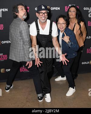 Los Angeles, USA. 25.. Juli 2022. (L-R) AM OSTERSONNTAG - Lou Diamond Phillips, Jo Koy, Jimmy O. Yang und Tia Carrere beim OSTERSONNTAG die Gold Open VIP Sunday Screening fand am Sonntag, dem 25. Juli 2022, im TCL Chinese Theatre in Hollywood, CA statt. (Foto: Sthanlee B. Mirador/Sipa USA) Quelle: SIPA USA/Alamy Live News Stockfoto