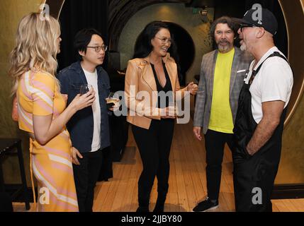 Los Angeles, USA. 25.. Juli 2022. (L-R) Brianne Kimmel, Jimmy O. Yang, Tia Carrere, Lou Diamond Phillips und Jo Koy bei der GOLD Open VIP Sunday Screening, die am Sonntag, dem 25. Juli 2022, im TCL Chinese Theatre in Hollywood, CA, stattfand. (Foto: Sthanlee B. Mirador/Sipa USA) Quelle: SIPA USA/Alamy Live News Stockfoto