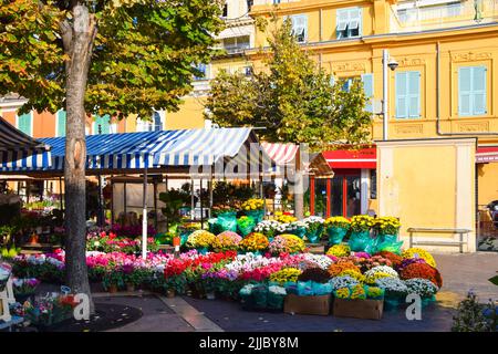 Nizza, Frankreich, 2019. Blumenmarkt auf dem Stadtplatz Cours Saleya. Quelle: Vuk Valcic / Alamy Stockfoto