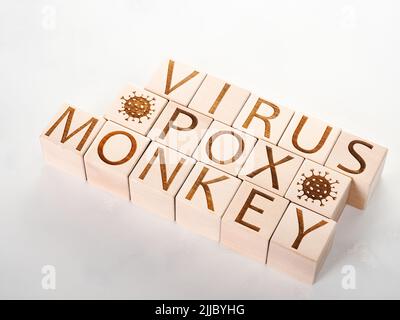 MONKEYPOX VIRUS Wort auf Holzwürfel als endemisches Konzept Stockfoto