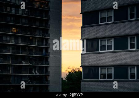 Luftaufnahme der Prospect Avenue zwischen zwei Wohngebäuden und wunderschönem Himmel bei Sonnenuntergang, Hackensack New Jersey Stockfoto
