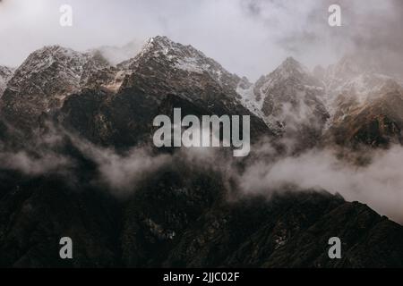 The Remarkables Mountain Range an einem kalten Wintertag in Queenstown, Neuseeland Stockfoto