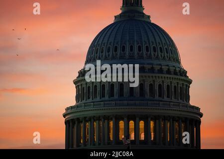 Washington, USA. 25.. Juli 2022. Eine allgemeine Ansicht des US-Kapitolgebäudes bei Sonnenaufgang, in Washington, DC, am Montag, den 25. Juli, 2022. (Graeme Sloan/Sipa USA) Quelle: SIPA USA/Alamy Live News Stockfoto