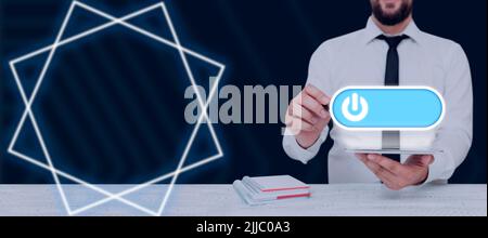 Geschäftsmann zeigt Ein Tablet und einen Stift, der auf das Symbol der ein-/aus-Taste in Einem futuristischen Design zeigt. Mann in Einer Krawatte hält Ein Pad und Stift drücken auf Power Stockfoto