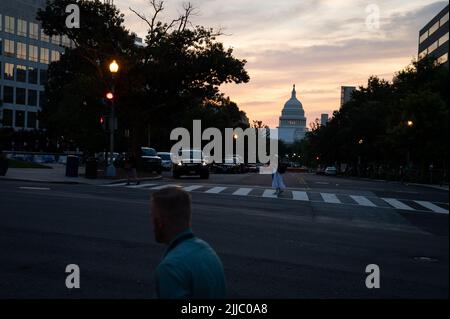 Washington, USA. 25.. Juli 2022. Eine allgemeine Ansicht des US-Kapitolgebäudes bei Sonnenaufgang, in Washington, DC, am Montag, den 25. Juli, 2022. (Graeme Sloan/Sipa USA) Quelle: SIPA USA/Alamy Live News Stockfoto