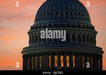 Washington, USA. 25.. Juli 2022. Eine allgemeine Ansicht des US-Kapitolgebäudes bei Sonnenaufgang, in Washington, DC, am Montag, den 25. Juli, 2022. (Graeme Sloan/Sipa USA) Quelle: SIPA USA/Alamy Live News Stockfoto