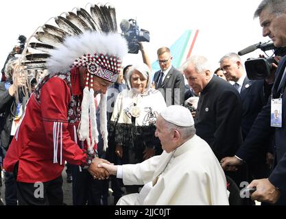 Edmonton, Kanada. 24.. Juli 2022. Papst Franziskus begrüßt George Arcand (links), den Großchef der Confederacy of Treaty Six First Nations, während seiner Begrüßungszeremonie am 24. Juli 2022 auf dem Edmonton International Airport, ab, Westkanadas, zu seinem sechstägigen Papstbesuch in ganz Kanada. Der Besuch des Papstes in Kanada zielt darauf ab, die Rolle der katholischen Kirche in Wohnschulen mit den indigenen Völkern zu versöhnen. Foto von Vatican Media (EV)/ABACAPRESS.COM Quelle: Abaca Press/Alamy Live News Stockfoto