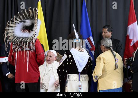 Edmonton, Kanada. 24.. Juli 2022. Papst Franziskus trifft George Arcand (links), den Großchef der Konföderation der sechs ersten Nationen, Und die Überlebenden der Wohnschule, der älteste Vicki Arcand (Mitte) und die älteste Alma Desjarlais (rechts), während seiner Begrüßungszeremonie am 24. Juli 2022 auf dem Edmonton International Airport, ab, Westkanadas, anlässlich seines sechstägigen Papstbesuchs in ganz Kanada. Der Besuch des Papstes in Kanada zielt darauf ab, die Rolle der katholischen Kirche in Wohnschulen mit den indigenen Völkern zu versöhnen. Foto von Vatican Media (EV)/ABACAPRESS.COM Quelle: Abaca Press/Alamy Live News Stockfoto