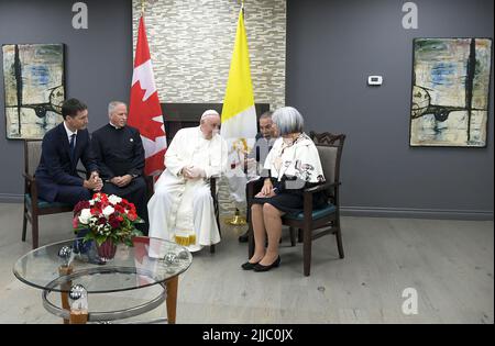 Edmonton, Kanada. 24.. Juli 2022. Francis trifft den kanadischen Premierminister Justin Trudeau (links) und Mitglieder der First Nations während seiner Begrüßungszeremonie am 24. Juli 2022 auf dem Edmonton International Airport, ab, Westkanadas. Der Besuch des Papstes in Kanada zielt darauf ab, die Rolle der katholischen Kirche in Wohnschulen mit den indigenen Völkern zu versöhnen. Foto von Vatican Media (EV)/ABACAPRESS.COM Quelle: Abaca Press/Alamy Live News Stockfoto