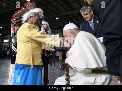 Edmonton, Kanada. 24.. Juli 2022. Papst Franziskus küsst die Hand der Überlebenden der Wohnschule, der älteren Alma Desjarlais von der First Nation des Frog Lake, während seiner Begrüßungszeremonie am 24. Juli 2022 auf dem Edmonton International Airport, ab, Westkanadas, für seinen sechstägigen Papstbesuch in ganz Kanada. Der Besuch des Papstes in Kanada zielt darauf ab, die Rolle der katholischen Kirche in Wohnschulen mit den indigenen Völkern zu versöhnen. Foto von Vatican Media (EV)/ABACAPRESS.COM Quelle: Abaca Press/Alamy Live News Stockfoto