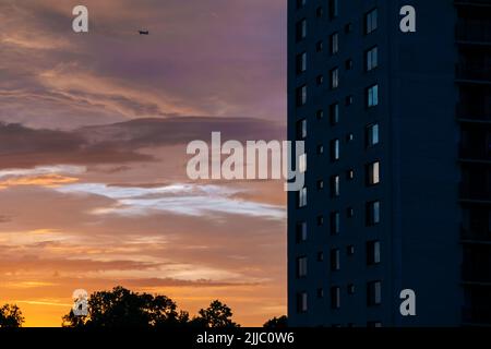 Luftaufnahme des Apartmentgebäudes der Prospect Avenue und wunderschöner Himmel bei Sonnenuntergang, Hackensack New Jersey Stockfoto