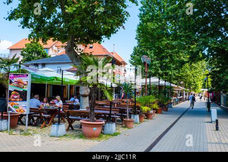 Korzo, Petőfi sétány, Hauptfußgängerzone am Strand, Siofok, Ungarn Stockfoto