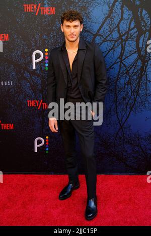 Los Angeles, USA. 24.. Juli 2022. Cooper Koch kommt zur Premiere von „They/Them“ beim Outfest 2022, das am Sonntag, dem 24. Juli 2022, im Theater des Ace Hotels in Los Angeles, CA, stattfand. (Foto von Conor Duffy/Sipa USA) Quelle: SIPA USA/Alamy Live News Stockfoto