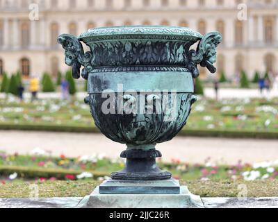 VERSAILLES / FRANKREICH - 16. Juni 2019: Bronzevase im antiken Stil in den Schlossgärten von Versailles Stockfoto