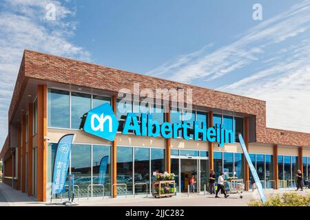 Almere, Niederlande - 14. Juli 2022: Neuer holländischer Albert Heijn Supermarkt in Almere, Niederlande Stockfoto