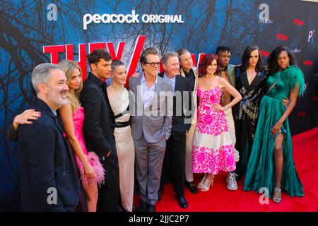 Los Angeles, USA. 24.. Juli 2022. Die Besetzung und das Team von „they/them“ kommen zur Premiere von „they/them“ beim 2022 Outfest, das am Sonntag, dem 24. Juli 2022, im Theater im Ace Hotel in Los Angeles, CA, stattfand. (Foto von Conor Duffy/Sipa USA) Quelle: SIPA USA/Alamy Live News Stockfoto