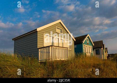 Abendlicht auf Strandhütten in Hengistbury Head, Mudeford Spit, Christchurch, Dorset UK an einem warmen Sommerabend im Juli Stockfoto