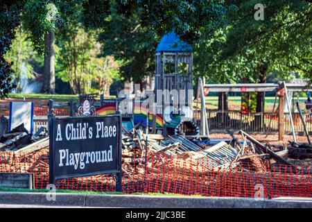 Prattville, Alabama, USA - 15. Juli 2022: Beginn der Abrissphase eines Kinderspielplatzes im Pratt Park. Ursprünglich vor 25 Jahren in gebaut Stockfoto