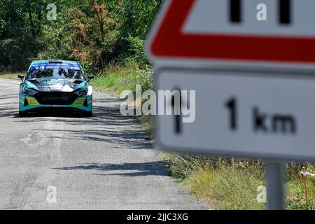 Der Fahrer Antonio Rusce und seine Beifahrerin Giulia Paganoni an Bord ihres Hyundai i20 N Rally 2 Autos, während der Santopadre - Fontana Liri Etappe der 1 Stockfoto