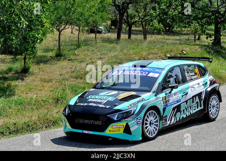Der Fahrer Antonio Rusce und seine Beifahrerin Giulia Paganoni an Bord ihres Hyundai i20 N Rally 2 Autos, während der Santopadre - Fontana Liri Etappe der 1 Stockfoto