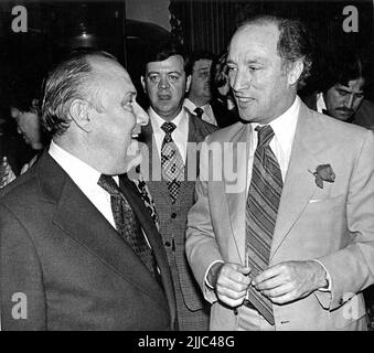 Der neuseeländische Premierminister Robert Muldoon und der kanadische Premierminister Pierre Trudeau bei einem Empfang im New Zealand House in London am Freitag, den 10. Juni 1977. Muldoon & Trudeau besuchten London, um an der Commonwealth Leaders Conference teilzunehmen, bei der sich Führungskräfte aus 35 Ländern im Lancaster House in London trafen. Kredit: Rob Taggart/Alamy Stockfoto