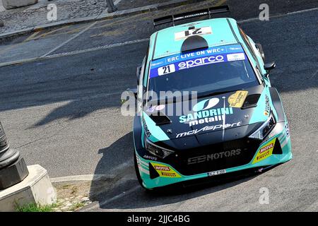 Der Fahrer Antonio Rusce und seine Beifahrerin Giulia Paganoni an Bord ihres Hyundai i20 N Rally 2 Autos, während der Colle San Maro - Roccasecca Etappe von t Stockfoto
