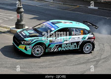 Der Fahrer Antonio Rusce und seine Beifahrerin Giulia Paganoni an Bord ihres Hyundai i20 N Rally 2 Autos, während der Colle San Maro - Roccasecca Etappe von t Stockfoto