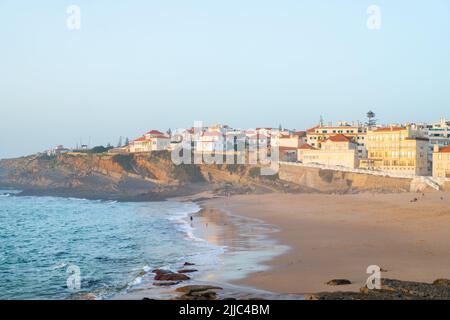 Praia das Macas Apple Beach in Colares, Portugal, an einem stürmischen Tag vor Sonnenuntergang kleine Stadt am Meer Stockfoto