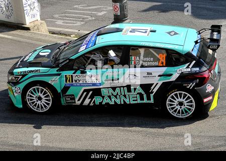 Der Fahrer Antonio Rusce und seine Beifahrerin Giulia Paganoni an Bord ihres Hyundai i20 N Rally 2 Autos, während der Colle San Maro - Roccasecca Etappe von t Stockfoto