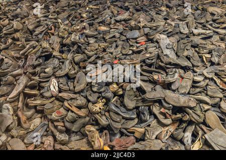 Stiefel der Opfer im Konzentrationslager Auschwitz-Birkenau. Oswiecim, Polen, 17. Juli 2022 Stockfoto