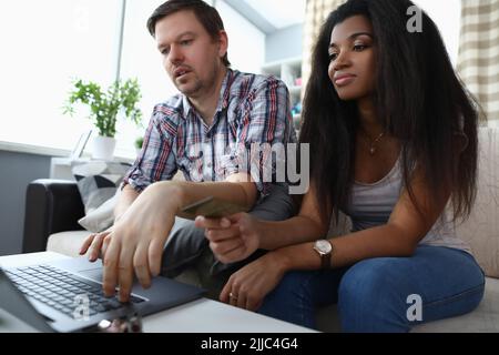 Familienpaar mit Laptop und Surfen im Internet Stockfoto