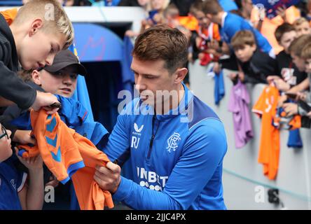 Ryan Jack von den Rangers gibt während einer Trainingseinheit im Ibrox Stadium, Glasgow, Autogramme. Bilddatum: Montag, 25. Juli 2022. Stockfoto