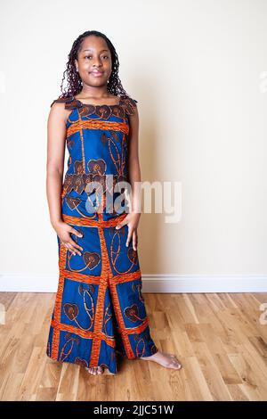 Traditionelle Ghanaische Mode. Helle Kente-Stoffe aus Ghana, Westafrika, die von unbeschwerten jungen ghanaischen Kindern modelliert wurden. Teil einer Serie. Stockfoto