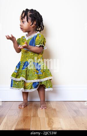 Traditionelle Ghanaische Mode. Helle Kente-Stoffe aus Ghana, Westafrika, die von unbeschwerten jungen ghanaischen Kindern modelliert wurden. Teil einer Serie. Stockfoto