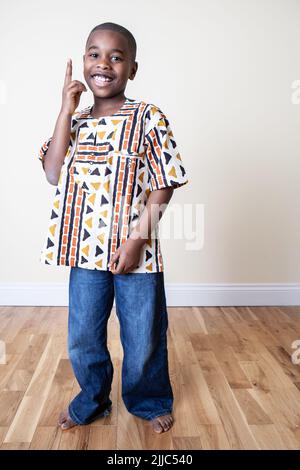 Traditionelle Ghanaische Mode. Helle Kente-Stoffe aus Ghana, Westafrika, die von unbeschwerten jungen ghanaischen Kindern modelliert wurden. Teil einer Serie. Stockfoto