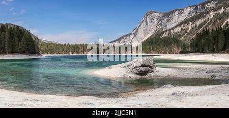 Der Tovel-See zeichnet sich durch grüne und blaue Farbtöne des Wassers aus, Ville d'Anaunia, Trentino, Italien Stockfoto