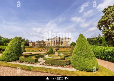 Park und Parterre Garten im historischen Tatton Park, englisches Herrenhaus in der Stadt. Stockfoto