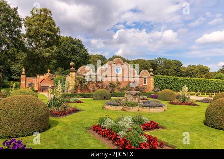 Die Gärten von Erddig Hall aus dem 18. Jahrhundert ein historisches Herrenhaus aus dem 17.. Jahrhundert und eine Parklandschaft in Shropshire, eines der meistbesuchten Herrenhäuser Großbritanniens. Stockfoto