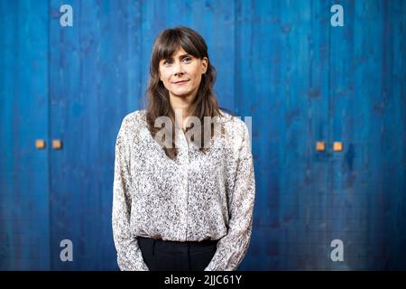 Jennifer Cook, Direktorin des Collective Act, an der Carlisle Memorial Church in Belfast, wo Dreamachine, ein immersives Erlebnis mit Licht und Klang, im Rahmen des NI Science Festivals stattfindet. Stockfoto