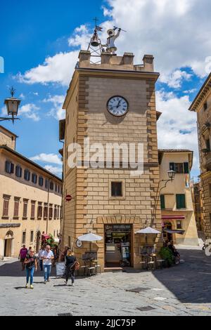 Torre di Pulcinella auf der Piazza Michelozzo in Montepulciano, Toskana, Italien Stockfoto