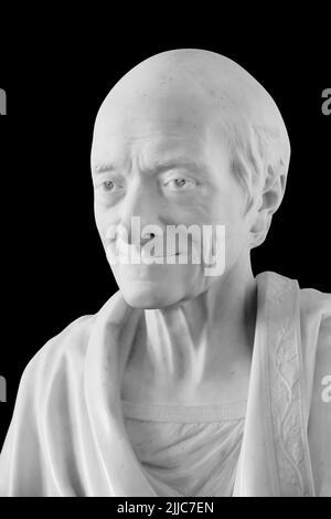 Statue des berühmten französischen Philosophen Voltaire, isoliert auf schwarzem Stein mit einem Abschneideweg Stockfoto