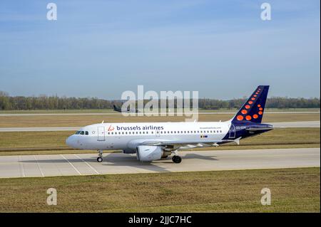 München, Deutschland - 22. April 2022 : Brussels Airlines Airbus A319-112 mit der Flugzeugregistrierung rollt OO-SSR zum Start auf der nördlichen R Stockfoto