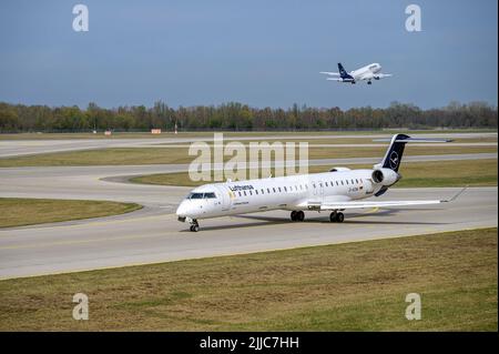 München, Deutschland - 22. April 2022 : Lufthansa CityLine Mitsubishi CRJ-900LR mit der Flugzeugregistrierung D-ACNA rollt für den Start in den Norden Stockfoto