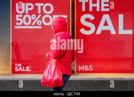 ‘M&S’, Marks and Spencer, Bekleidungsgeschäft, Lieferung von Einzelhandelsgeschäften, Marks and spencer, Preston, Großbritannien Stockfoto