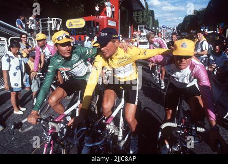 ARCHIVFOTO: Vor 25 Jahren, am 27. Juli 1997, gewann Jan ULLRICH die Tour de France, 03SN TourdeFrance 1997SP.jpg von links. Erik ZABEL, Deutschland, Team Telekom, im grünen Trikot, Jan ULLRICH, Deutschland, Team Telekom, im gelben Trikot, und Georg TOTSCHNIG, AUT, Team Telekom, auf den Champs Elys?es bei der Paris Tour de France 1997 ?Sven Simon#Huyssenallee 40-42#45128 E ssen#tel. 0201/234556 Fax. 0201/234539 Konto 1428150 C ommerzbank E ssen BLZ 36040039 www. Stockfoto