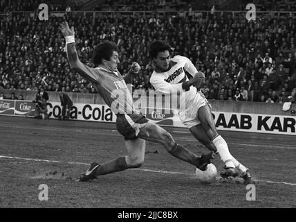 ARCHIVFOTO: Hansi MÜLLER wird am 27. Juli 2022 65 Jahre alt, Anton NACHREINER (links), Deutschland, Fußballspieler, Im Trikot des TSV München 1860, Action, Duelle gegen Hansi MÜLLER, VfB Stuttgart, hier im Spiel VfB Stuttgart - München 1860 3:1, Bundesliga, SW Recording, 25.. Februar 1978. ?SVEN SIMON#Prinzessin-Luise-Straße 41#45479 Mülheim/R uhr #Tel 0208/9413250#Fax. 0208/9413260# Postgiro Essen Nr. 244 293 433 (BLZ 360 100 43)# www. Stockfoto