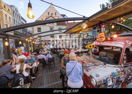 Nachtleben in Riga: In der Abenddämmerung trinken und Musik hören in einer Bar, lettischer Lebensstil, Altstadt von Riga, Riga, Lettland, Europa Stockfoto