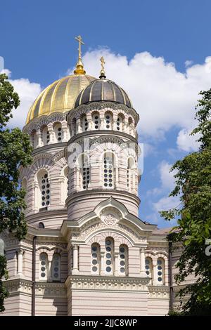 Neo-byzantinische Architektur und Kuppel in der Außenansicht der Christuskrippe orthodoxe Kathedrale Riga Lettland Europa Stockfoto